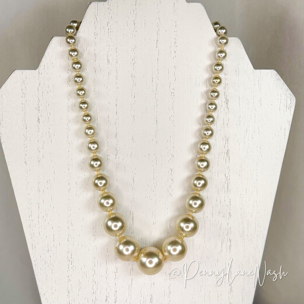 Vintage Off White Pearl Graduated Necklace - Picture 2 of 10